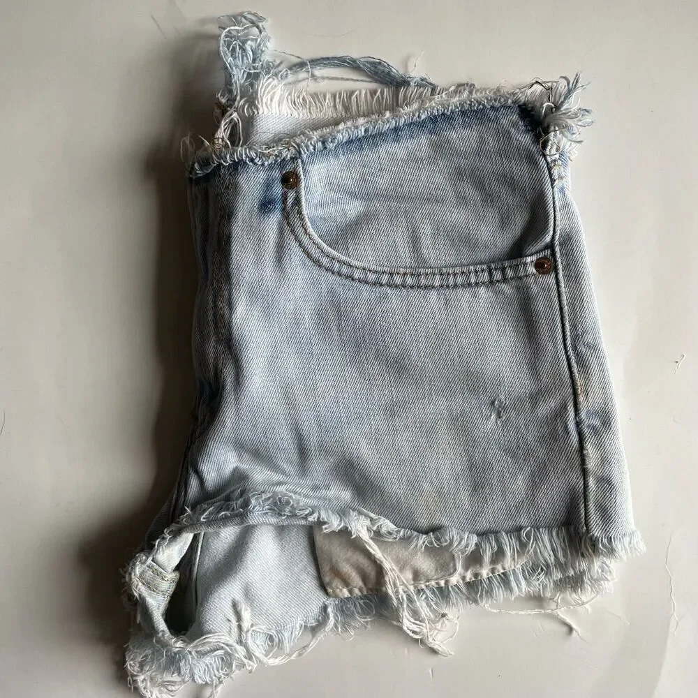 LEVI’S | high rise distressed light denim cut off jean shorts 28